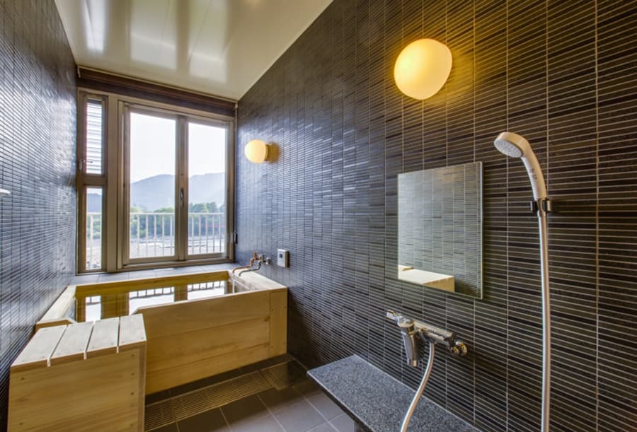 大井川鐵道・川根温泉ホテルの和室檜風呂の写真
