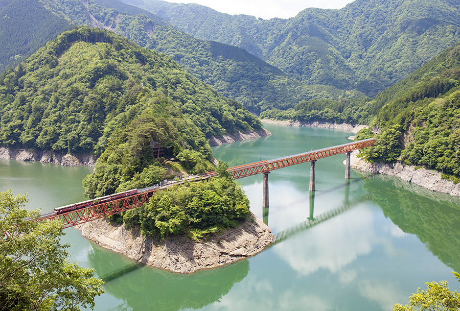 夏の特別企画！！絶景の「奥大井湖上駅」とアプト式列車、大井川鐵道乗車とレトロな駅舎【田野口駅】訪問ツアー | 大鉄アドバンスツアーサイト【公式】